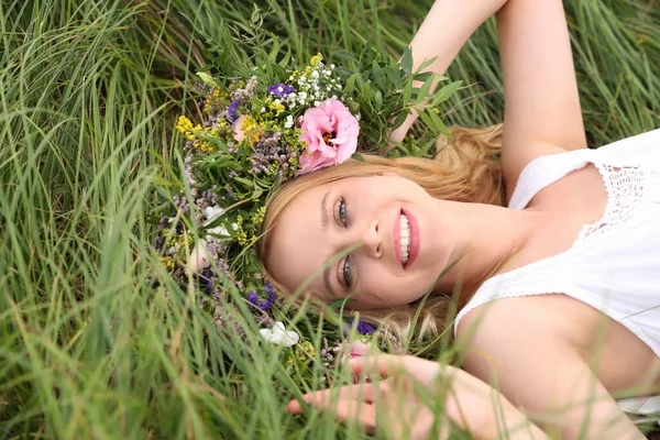 Ung Kvinna Bär Krans Gjord Vackra Blommor Grönt Gräs — Stockfoto