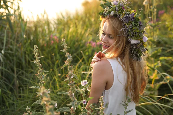 Ung Kvinna Bär Krans Gjord Vackra Blommor Utomhus Solig Dag — Stockfoto