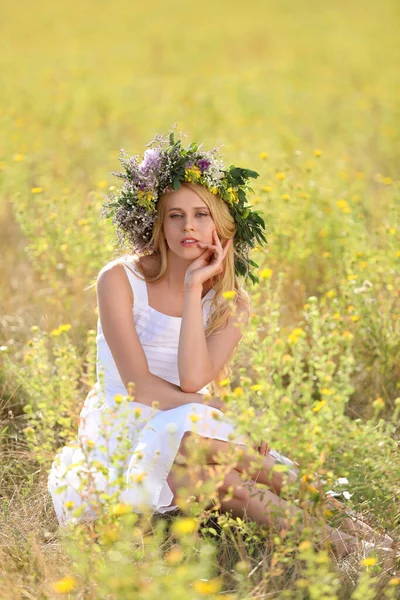 Ung Kvinna Bär Krans Gjord Vackra Blommor Fält Solig Dag — Stockfoto