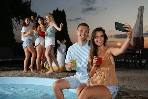 Pareja Feliz Con Bebidas Refrescantes Tomando Selfie Fiesta Piscina Por — Foto de Stock