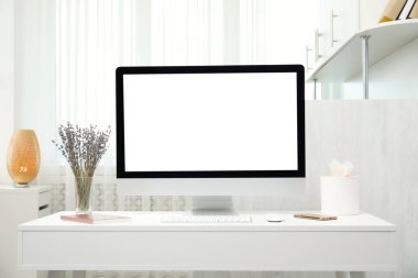 Masada modern bilgisayarla rahat bir iş yeri