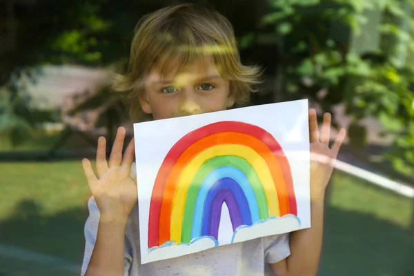 Kleiner Junge Mit Bild Des Regenbogens Fenster Blick Von Draußen — Stockfoto