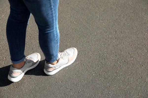 Frau Freien Nahaufnahme Mit Platz Für Text Wegekonzept Wählen — Stockfoto