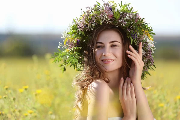 Mujer Joven Con Corona Hecha Hermosas Flores Campo Día Soleado — Foto de Stock