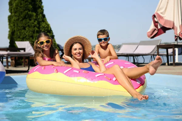 Frau Mit Ihren Kindern Schwimmbad Familienurlaub — Stockfoto