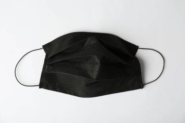 Beyaz arka planda ev yapımı koruyucu yüz maskesi, üst görünüm