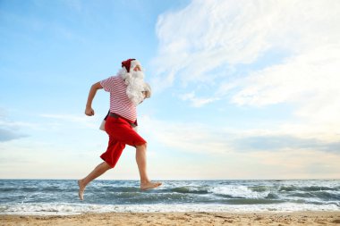 Noel Baba sahilde eğleniyor, mesaj için yer var. Noel tatili