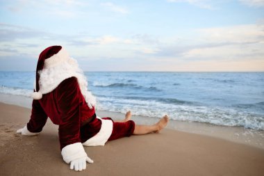 Noel Baba sahilde dinleniyor, mesaj için yer var. Noel tatili