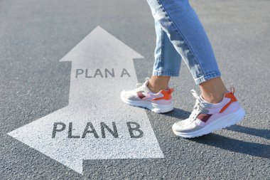 A planı ile B planı arasında seçim yapmak. Yol üzerindeki noktaların yanındaki kadın, yakın görüş
