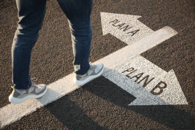 A planı ile B planı arasında seçim yapmak. Yol üzerindeki noktaların yanındaki adam, yakın görüş