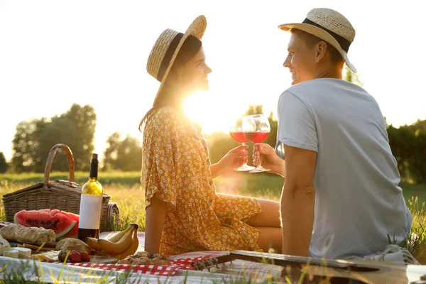 Щаслива Пара Проводить Пікнік Парку Сонячний День — стокове фото