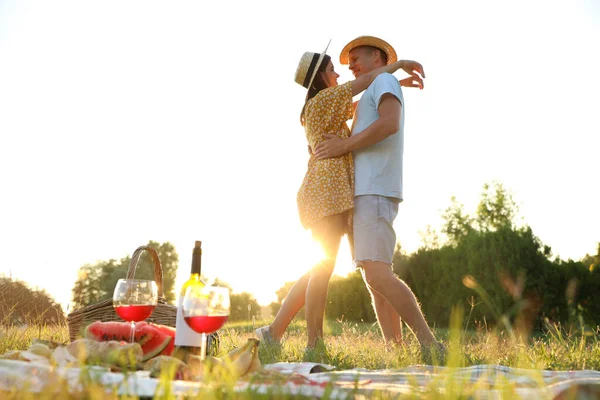 Parkta Piknik Yapan Mutlu Çift — Stok fotoğraf