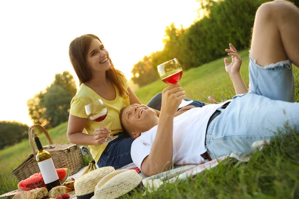 Mutlu Çift Güneşli Bir Günde Parkta Piknik Yapıyor — Stok fotoğraf