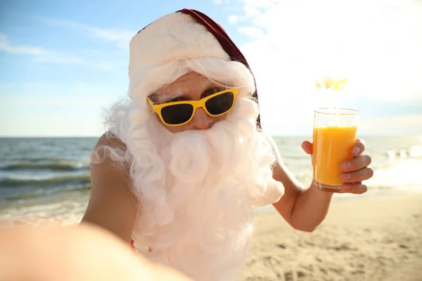 Kokteylli Noel Baba Sahilde Selfie Çekiyor Noel Tatili — Stok fotoğraf