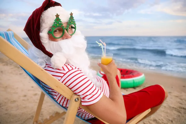 Babbo Natale Bicchieri Festa Con Cocktail Rilassante Sulla Spiaggia Vacanze — Foto Stock