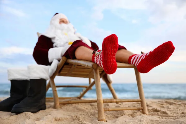 Babbo Natale Rilassante Sulla Spiaggia Vacanze Natale — Foto Stock