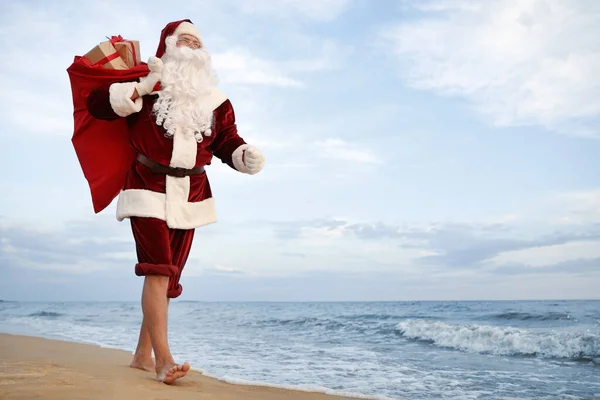 Babbo Natale Con Sacchetto Regali Sulla Spiaggia Spazio Testo Vacanze — Foto Stock
