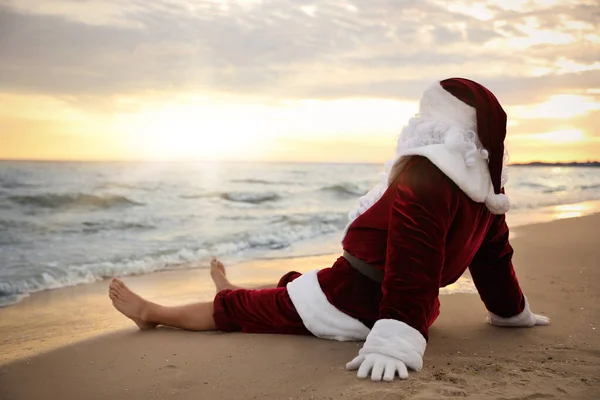 Święty Mikołaj Relaksujący Się Plaży Miejsce Tekst Święta Bożego Narodzenia — Zdjęcie stockowe