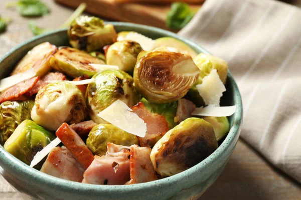 Heerlijke Gebakken Spruitjes Met Spek Kom Tafel Close — Stockfoto