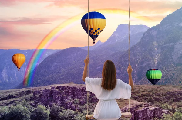 Traumwelt Junge Frau Schwingt Über Berge Heißluftballons Sonnenuntergang — Stockfoto