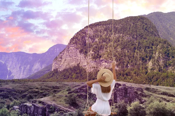 Monde Des Rêves Jeune Femme Balançant Sur Les Montagnes Sous — Photo