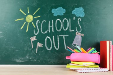 Greenboard 'un yanındaki masada, üzerinde 