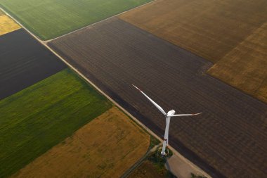 Modern rüzgar türbininin hava görüntüsü. Alternatif enerji kaynağı