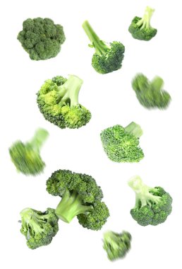 Beyaz arkaplana düşen taze yeşil brokoli