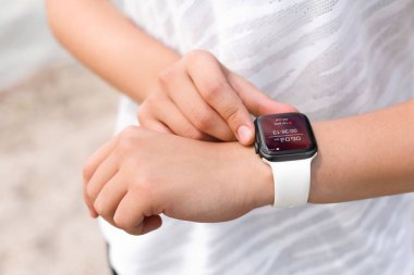 Akıllı saat kontrollü kadın zaman aralığı, mesafe, kalp atış hızı ve yanmış kaloriler açık hava eğitiminden sonra fitness monitörü uygulaması, yakın çekim