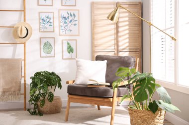 Farklı sanat eserleri ve koltukları olan şık bir oda.