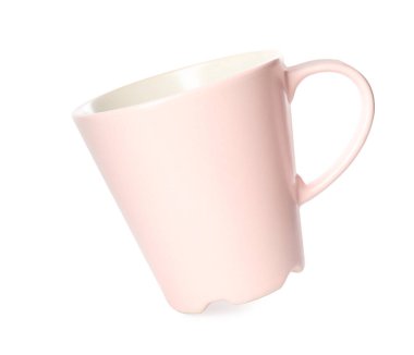 Temiz açık pembe bardak beyaza izole edilmiş.
