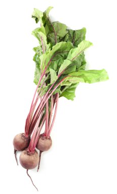 Olgun pancarlar ve beyaz yapraklar.