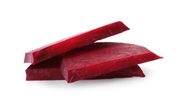 Beyaz arkaplanda taze kırmızı pancar kes