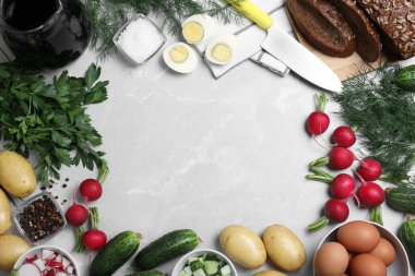 Açık gri masadaki kvass ve diğer okroshka malzemelerinin çerçevesi düz ve metin için yeri vardı. Geleneksel Rus yaz çorbası