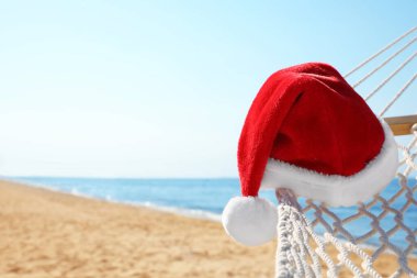 Sahilde Noel Baba 'nın şapkası olan bir hamak, yakın plan. Noel tatili