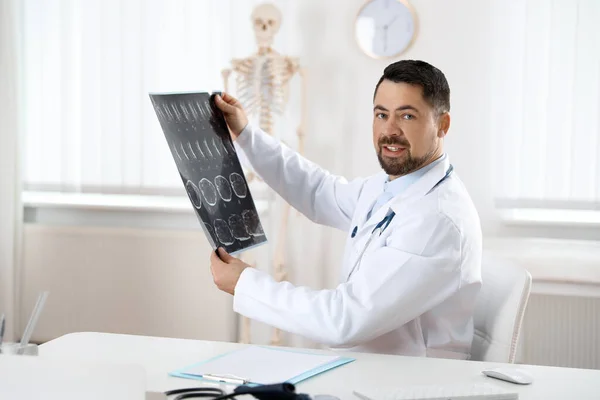 Dokter Gigi Memeriksa Gambar Ray Meja Klinik — Stok Foto
