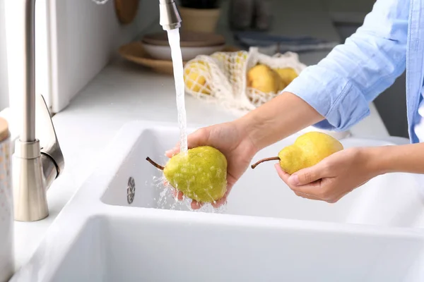 Mujer Lavando Peras Frescas Maduras Cocina Primer Plano —  Fotos de Stock