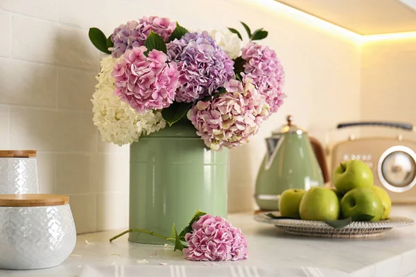 Krásné Hortenzie Květiny Zelené Plechovce Lehkém Pultu Detailní Záběr — Stock fotografie