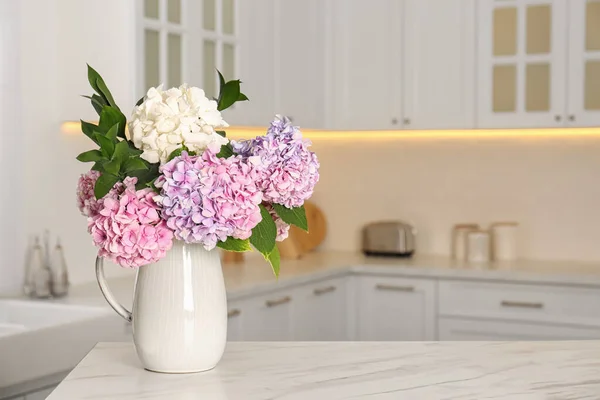 Beyaz Mermer Masanın Üzerinde Ortanca Çiçekleri Olan Bir Buket Metin — Stok fotoğraf