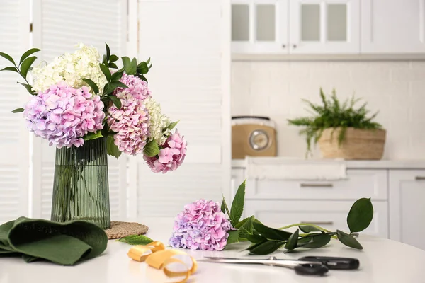 Μπουκέτο Όμορφα Λουλούδια Ορτανσία Λευκό Τραπέζι Εσωτερικούς Χώρους Εσωτερική Διαρρύθμιση — Φωτογραφία Αρχείου
