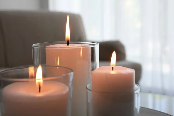 Brennende Kerzen Glashaltern Drinnen Nahaufnahme — Stockfoto