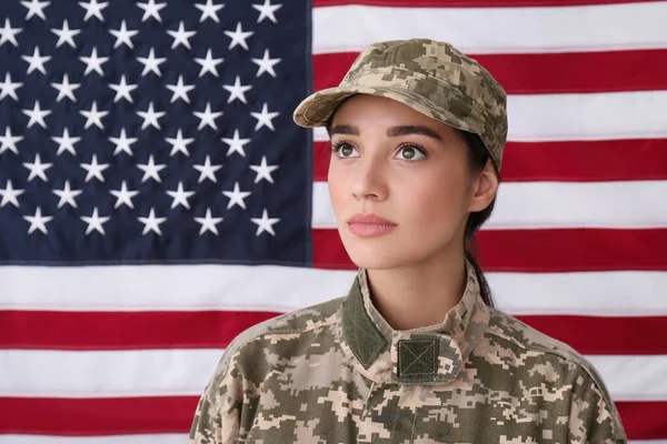 Kvinna Soldat Uniform Mot Amerikas Förenta Stater Flagga — Stockfoto