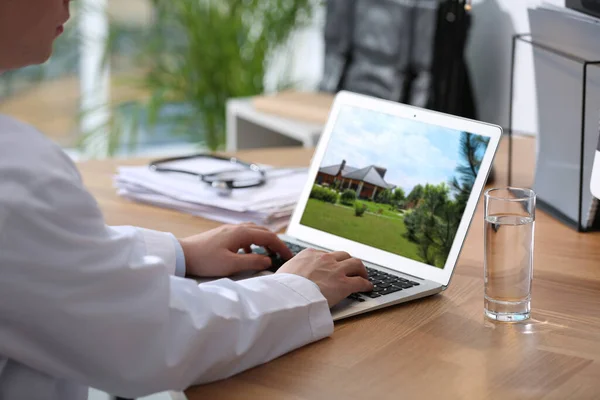 Real Estate Agency Online Service Doctor Choosing New House Laptop — Stock Photo, Image
