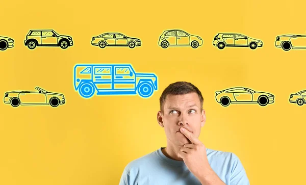 Compra Carros Homem Escolhendo Auto Fundo Amarelo — Fotografia de Stock