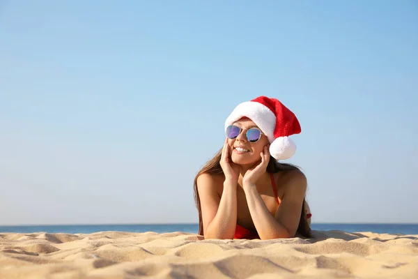 Noel Baba Şapkalı Sahilde Bikinili Güzel Bir Genç Kadın Mesaj — Stok fotoğraf