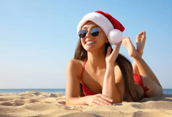 Schöne Junge Frau Mit Weihnachtsmütze Und Bikini Strand Platz Für — Stockfoto