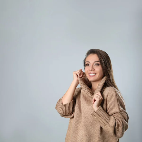 Mujer Joven Suéter Marrón Con Estilo Sobre Fondo Gris Espacio —  Fotos de Stock