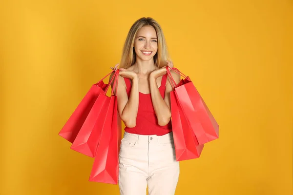 Wanita Muda Yang Bahagia Dengan Tas Belanja Dengan Latar Belakang — Stok Foto