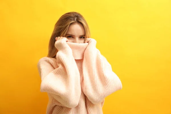 배경에 뜨개질 스웨터를 아름다운 — 스톡 사진