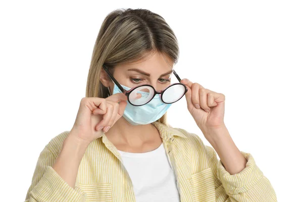 Kobieta Wycierając Mgliste Okulary Spowodowane Przez Noszenie Jednorazowej Maski Białym — Zdjęcie stockowe